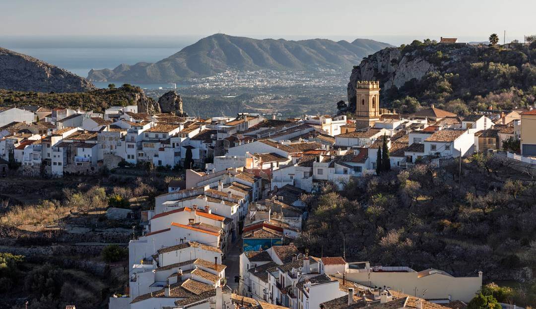 Vista panorámica del pueblo de Tarbena con la torre de la iglesia y la costa al fondo