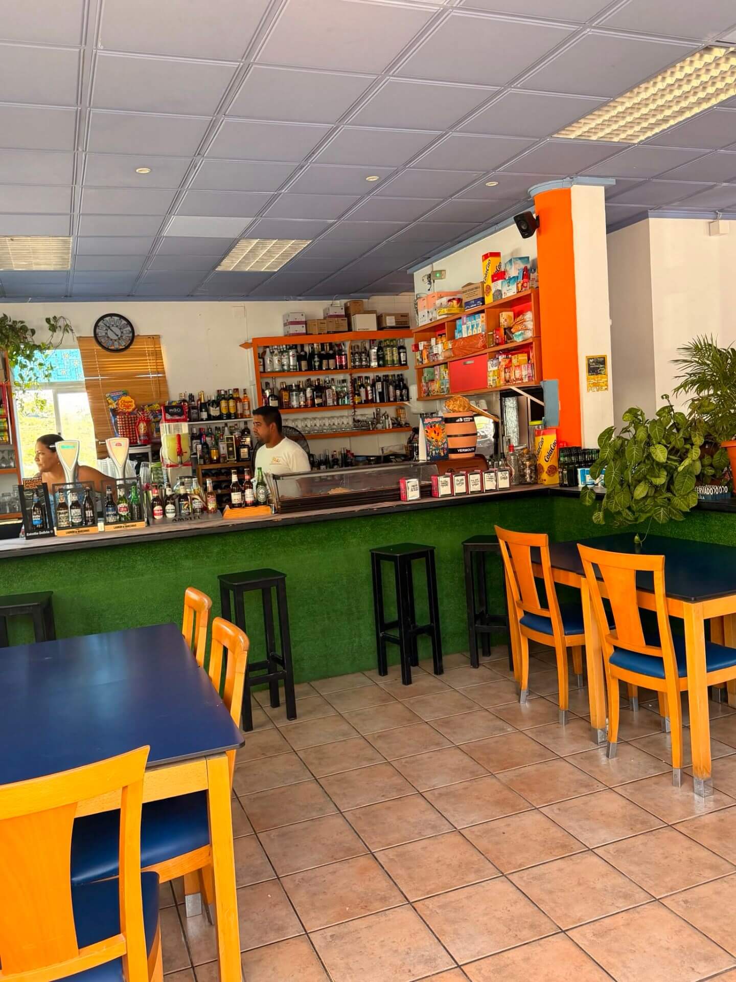 Barra y cafetera